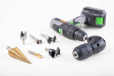 Tornavida, açısal dişli ve özel matkaplar. Marangozluk atölyesinde özel aletler. Hafif arkaplan.