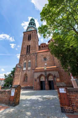 Chelmza, kujawsko pomorskie / Poland-July 15, 2020: Orta Avrupa 'da küçük bir kasabada tarihi bir kilise. Şehir merkezindeki Hristiyan tapınağı. Yaz mevsimi.