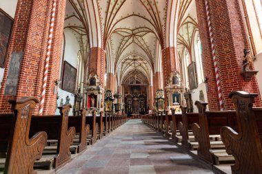 Chelmza, kujawsko pomorskie / Poland-July 15, 2020: Büyük Gotik bir kilisenin tarihi iç mekanları. Şehir merkezindeki Hristiyan tapınağı. Yaz mevsimi.