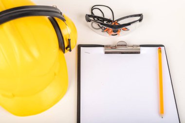 Sert bir zeminde beyaz bir çarşaf. Üretim işçileri için aksesuarlar. Hafif arkaplan.