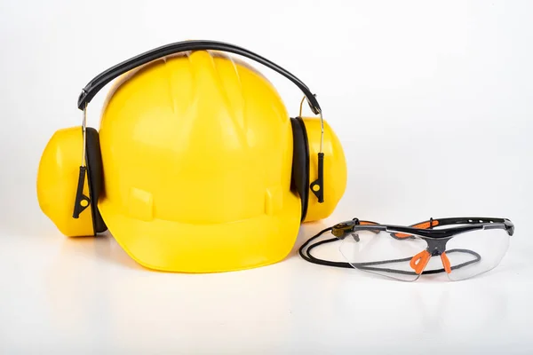 安全眼镜和工作头盔 生产工人的工作服 背景浅 — 图库照片