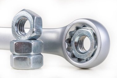 İngiliz anahtarı ve metal fındıklar. Metal elementler için aksesuarlar. Hafif arkaplan.