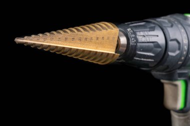 Külahlı bir tornavida. Küçük işler için aksesuarlar. Atölye çalışması.