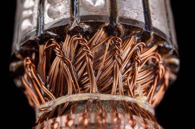 Elektrik pervanesi dönüyor. Pervanenin üzerindeki bakır kabloların yakın plan çekimi. Koyu arkaplan.