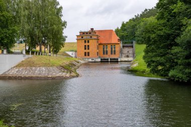Lapino, pomorskie / Polonya Temmuz 31, 2020: eski hidroelektrik santrali. Orta Avrupa 'da hidroteknik yapı. Yaz mevsimi.