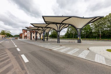 Kartuzy, pomorskie / Polonya Ağustos, 04, 2020: küçük bir kasabadaki kolej kilisesinde. Kilisedeki sunak ve sıralar. Yaz mevsimi.