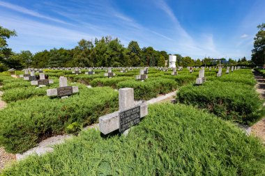 Potulice, kujawsko pomorskie / Polonya Ağustos, 05, 2020: Roma Katolik Kutsal Bakire Meryem Kilisesi. Küçük bir kasabada bir morg kilisesi..