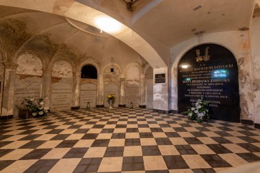 Potulice, kujawsko pomorskie / Polonya Ağustos, 05, 2020: Roma Katolik Kutsal Bakire Meryem Kilisesi. Küçük bir kasabada bir morg kilisesi..