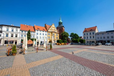 Bialogard, Zachodniopomorskie / Polonya - 7 Ağustos 2020: Orta Avrupa 'daki Küçük Kasaba Pazarı. Şehirdeki eski apartman ve binalar. Bahar mevsimi.