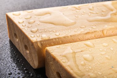 Islak ahşap işlenmiş ve bir marangoz dükkanında verniklenmiş. Mobilya montajı için hazır elementler. Koyu arkaplan.