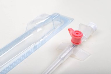 Damar içi sıvıların idaresi için tıbbi venflon. Yoğun bakımda tıbbi aksesuarlara ihtiyaç var. Hafif arkaplan.