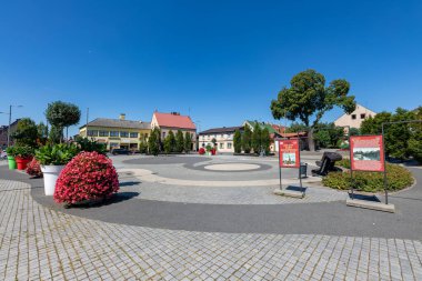 Szubin, kujawsko pomorskie / Polonya - 12 Ağustos 2020: Orta Avrupa 'da küçük bir kasabada pazar. Kasaba merkezi, pazar meydanı ve kiralık evler. Yaz mevsimi.