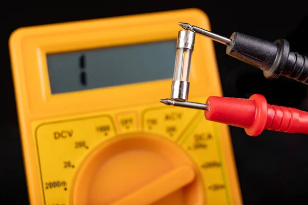 Voltmeter Glazen Zekering Metingen Reparaties Een Elektronica Werkplaats Donkere Achtergrond — Stockfoto