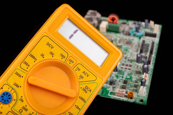 Voltmeter Und Platine Messungen Und Reparaturen Einer Elektronikwerkstatt Dunkler Hintergrund — Stockfoto