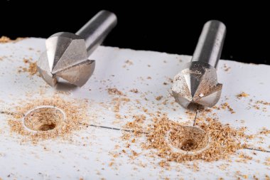 Vidalar için delik açmak için metal tezgah. Marangozluk atölyesinde ufak tefek işler. Hafif arkaplan.