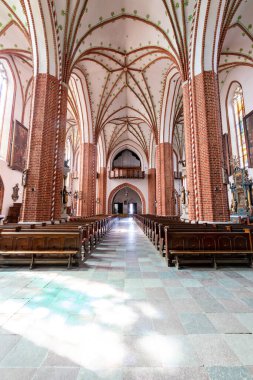 Chelmza, Kujawsko-pomorskie / Polonya - 25 Ağustos 2020: Büyük Gotik bir kilisenin tarihi iç mekanları. Hristiyan tapınağındaki sunak ve zengin süslemeler. Yaz mevsimi.