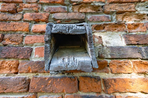 Pára Quedas Feito Tábuas Antigas Salientes Parede Tijolos Calha Histórica — Fotografia de Stock