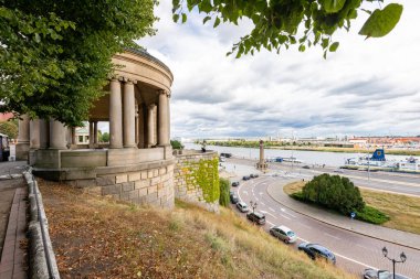 Szczecin, Zachodniopomorskie / Polonya - 27 Ağustos 2020: Szczecin 'de Hakenterrasse. Orta Avrupa 'nın büyük bir şehrinde yürüyüş ve dinlenme yeri. Yaz mevsimi.