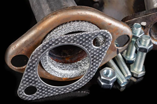車のマフラー ガスケット ボルト ワークショップでの車の修理のためのアクセサリーや部品 暗い背景 — ストック写真