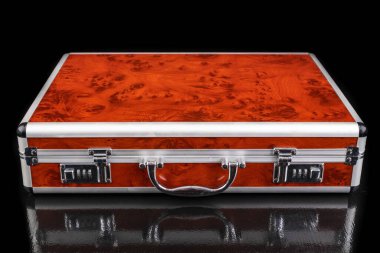 Bavul değerli eşyalar için bir şifreyle kilitli. Kişisel eşyaları taşımak için bir sandık. Koyu arkaplan.