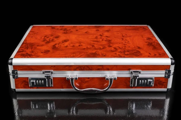 Bavul değerli eşyalar için bir şifreyle kilitli. Kişisel eşyaları taşımak için bir sandık. Koyu arkaplan.