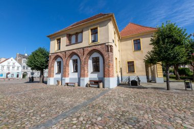 Trzebiatow, Zachodniopomorskie / Polonya - 30 Ağustos 2020: Küçük bir kasabanın merkezindeki belediye binası. Şehir yetkililerinin Avrupa 'daki merkezi. Yaz mevsimi.