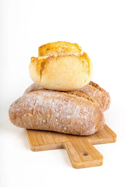 Вкусная Свежая Булочка Деревянной Доске Хлеб Приготовленный Еды Доме Светлый — стоковое фото