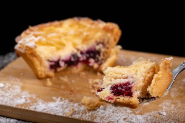 Çatallı lezzetli bir pasta. Servis için hazırlanmış tatlı. Koyu arkaplan.