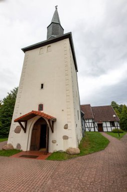 Debnica Kaszubska, Pomorskie / Polonya - Eylül, 08, 2020: Pomerania 'da küçük bir köyün merkezindeki Katolik Kilisesi. Brick Christian Tapınağı. Sonbahar mevsimi.