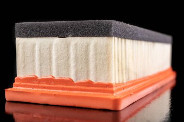 Yolcu vagonu için yağ ve hava filtresi. İçten yanmalı motorlar için kullanılabilir. Koyu arkaplan.