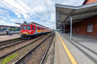 Lebork, Pomorskie / Polonya - Eylül, 09, 2020: Küçük bir kasabadaki tren istasyonu. Tren istasyonunun yeni binası. Sonbahar mevsimi.