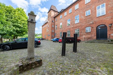 Lebork, Pomorskie / Polonya - Eylül, 09, 2020: Pomerania 'da küçük bir kasabada Alman kalesi. Orta Çağ 'dan kalma tarihi bir bina. Sonbahar mevsimi.