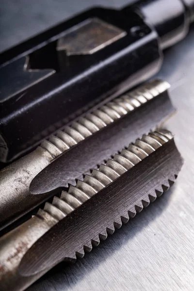 Metal iplik kesme aletleri. Çilingirler için alet çelik aksesuarlar. Hafif arkaplan.