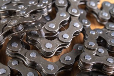 Düz bir masada bisiklet zinciri. Bisiklet tamir aksesuarları. Koyu arkaplan.