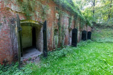 Grudziadz, kujawsko pomorskie / Polonya - 15 Eylül 2020: Vistula Nehri yakınlarındaki bir tepedeki tarihi tuğla kale. Birinci Dünya Savaşı 'ndan önce askeri takviye yapıldı. Sonbahar mevsimi.