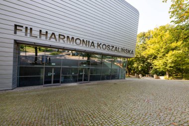 Koszalin, Zachodniopomorskie / Polonya - 16 Eylül 2020: Pomerania 'da küçük bir kasabada filarmoni binası. Modern bir mimari biçimi. Sonbahar mevsimi.