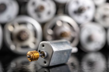 Solucan teçhizatlı küçük elektrikli motor. Elektrikli aletleri tamir etmek için elektrikli aksesuarlar. Koyu arkaplan.