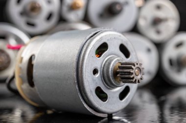 Solucan teçhizatlı küçük elektrikli motor. Elektrikli aletleri tamir etmek için elektrikli aksesuarlar. Koyu arkaplan.