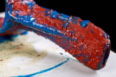 Kimyasal bir maddeyle eski boyayı çıkarmak. Eski kaplamaların metal yüzeylerini temizliyorum. Atölye çalışma yeri.