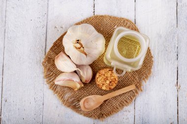 Taze sarımsak ve sıkılmış grip suyu. Enfeksiyon ve soğuk algınlığını tedavi etmek için ev yapımı ilaçlar. Hafif arkaplan.