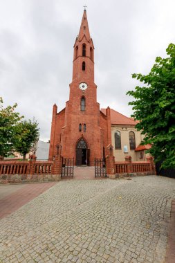 Wyrzysk, wielkopolskie / Polonya - 01 Ekim 2020: Pomerania 'da küçük bir kasabanın merkezindeki Katolik Kilisesi. Brick Christian Tapınağı. Sonbahar mevsimi.