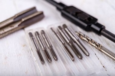 Metal musluklar iş için hazır. Çilingir atölyesindeki aksesuarlar. Hafif arkaplan.