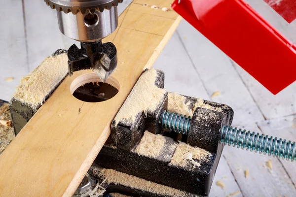 Perforación Madera Con Taladro Copa Trabajos Menores Carpintería Taller Casa — Foto de Stock