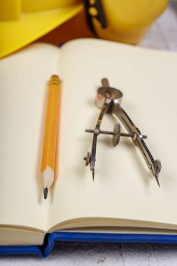 Zanaatkar Mühendis 'in aksesuarlarının görüntüsü. Ahşap masa üzerinde bina tasarımı için aksesuarlar. Hafif arkaplan.