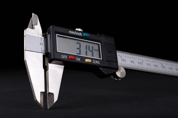 Электронный Суппорт Тёмном Столе Измерение Измеряемого Значения Отображается Дисплее Темный — стоковое фото