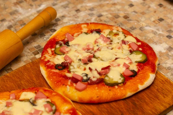 Pyszne Świeże Pizzy Domowe Jedzenie — Zdjęcie stockowe