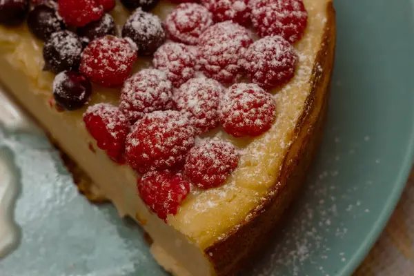 Σπιτικό Cheesecake Φρέσκα Σμέουρα Και Φραγκοστάφυλα Υγιεινό Βιολογικό Καλοκαιρινό Γλυκό — Φωτογραφία Αρχείου