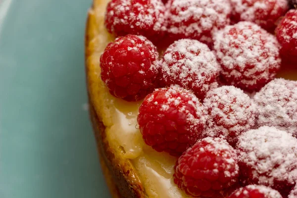 Hausgemachter Käsekuchen Mit Frischen Himbeeren Und Johannisbeeren Gesunder Biologischer Sommer — Stockfoto