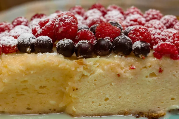 Tarta Queso Casera Con Frambuesas Grosellas Frescas Pastel Tarta Queso —  Fotos de Stock