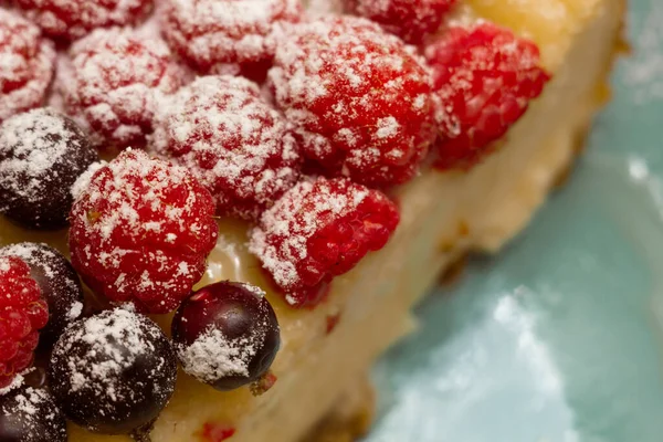 フレッシュラズベリーとスグリの自家製チーズケーキ 健康的な有機夏のデザートチーズケーキパイ バニラチーズケーキワイルドベリー — ストック写真